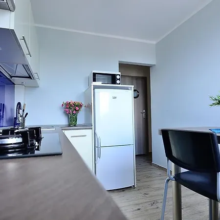 Family Victus In The Center By Renters *